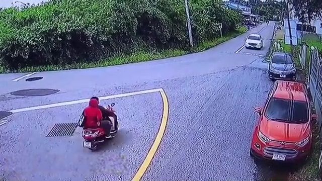 [動画0:14] 誰が優先？丁字路で車とバイクが衝突