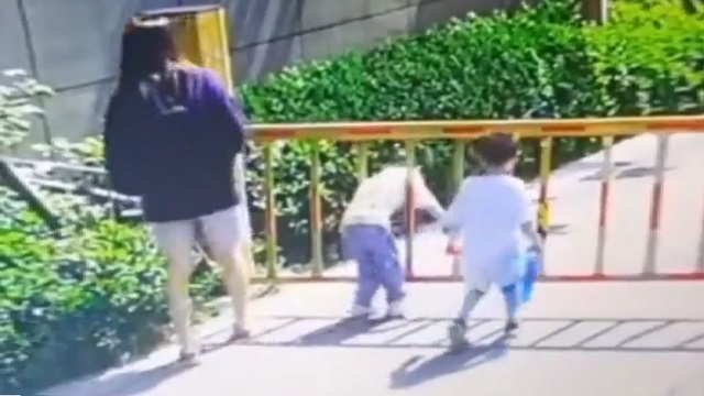 [動画0:49] ゲートの隙間を通る子供、とんでもないことに・・・