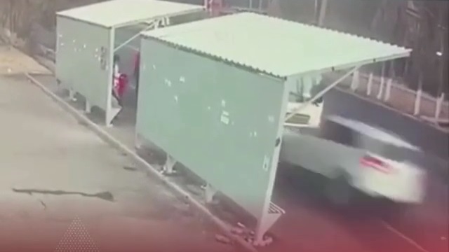 [動画0:21] 暴走するヒュンダイ、バスを待つ人々を襲う