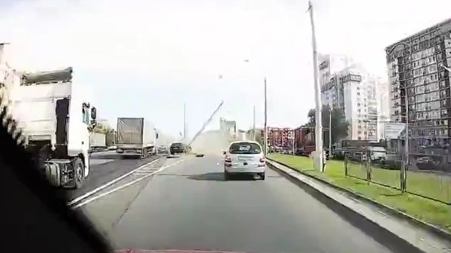 [動画0:16] 女性ドライバー、分岐をまっすぐ進んで街灯を倒す
