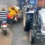 [動画0:37] バイクで転倒したインド人さん、頭をトレーラーに轢かれる