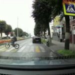 [動画1:05] 自転車に乗る老人、横断歩道で撥ね飛ばされる