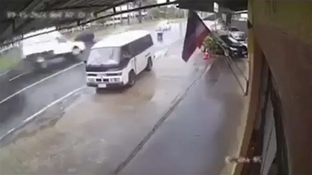 [動画0:14] 中央分離帯を飛び越えるトラック、バイクを襲う