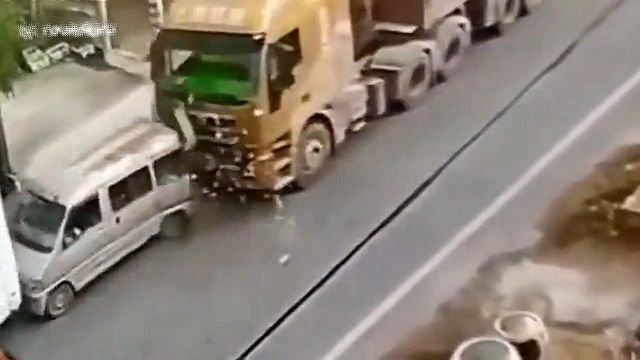 [動画0:41] 小型車、バスとトレーラーの間で潰される