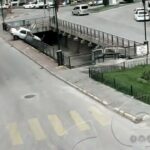 [動画4:14] 交差点で衝突した車が川に転落