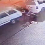 [動画0:31] 無人で動き出した車、体を張って止める男性たち