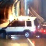 [動画0:28] トンネル内でＳＵＶが制御を失った結果、とんでもない大事故に・・・
