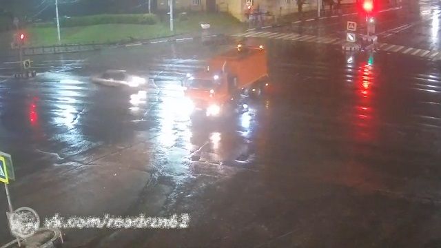 [動画0:28] 信号無視の車、路面清掃車に衝突する