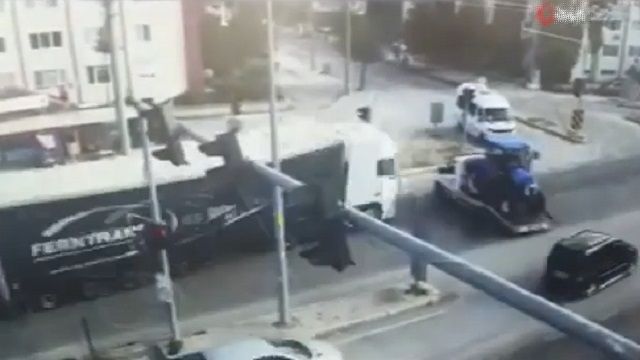 [動画1:26] 大型トラックが暴走して逆走、数台を巻き込む大事故の映像
