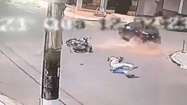 [動画3:04] 一時停止違反車にバイクが衝突、ライダーが叩きつけられる