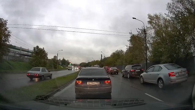 [動画3:10] 渋滞を回避しようとした男、別の渋滞を作る