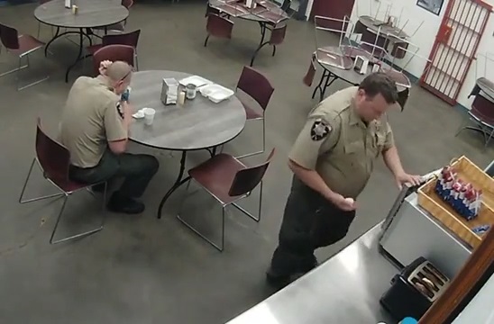 [動画0:32] 保安官さん、卵を電子レンジに入れてしまう