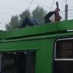 [動画0:39] ウクライナの男、トロリーバスの上でバイオリンを弾く