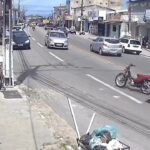 [動画1:12] バイクが対向車と接触、無人で走り続ける