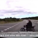 [動画0:43] バイクを撥ね飛ばした車の運転手、ライダーを見て頭を抱える
