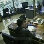 [動画0:16] 事務所を訪れた男、至近距離から銃撃！