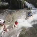 [動画4:40] 川で遊んでいた観光客、鉄砲水に流される