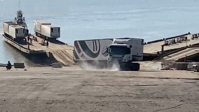[動画0:59] フェリーで港に到着したトラック、危うく川に突っ込みそうになる