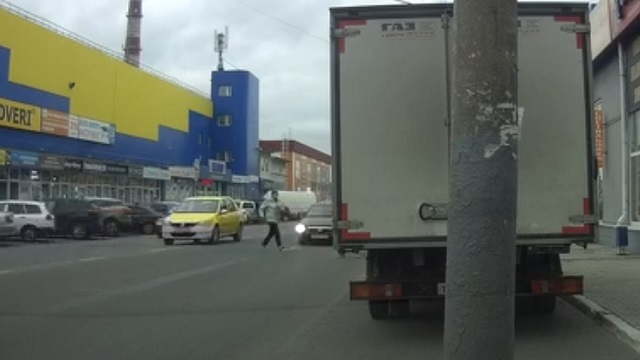 [動画0:20] 道路に飛び出した女性、車に撥ねられ宙を舞う