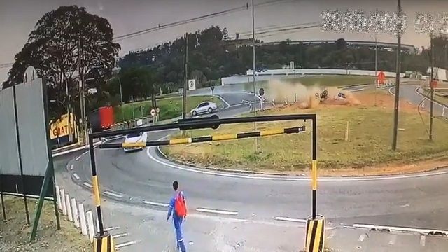 [動画0:30] 逃走車両がバイクを巻き込みクラッシュ！悲惨な事故に・・・