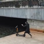 [動画0:25] バカ発見機、シェアサービスのキックボードを川に捨てる動画