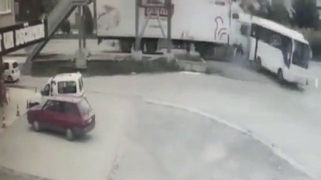 [動画0:52] バスが大型トラックにはじき飛ばされ横倒しに・・・