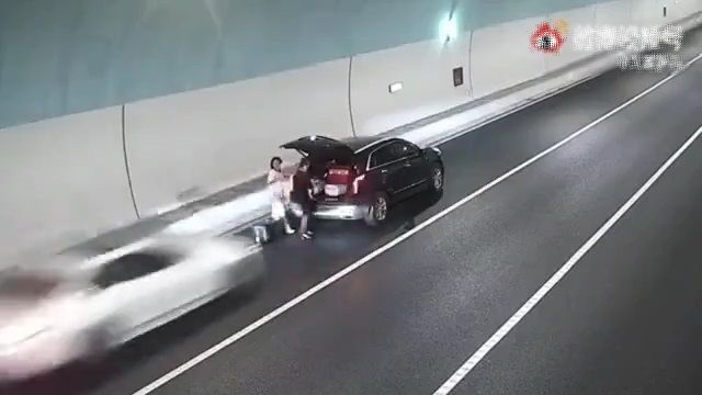 [動画1:21] 中国の交通警察が公開、娘の前で母親が潰される動画
