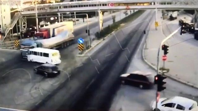 [動画0:58] バスとトラックが交差点で衝突、一週間前にも事故の起きた交差点