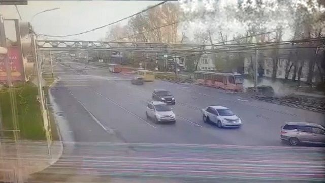 [動画0:22] 左折車を避けた車、線路に突っ込み大破