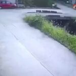 [動画0:10] トラックの死角に飛び出した子供、轢かれる・・・