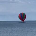 [動画1:52] ケーブルが外れた熱気球、海に墜落