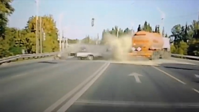 [動画0:29] タンクローリーに突っ込む車、潰され悲惨な結果に・・・