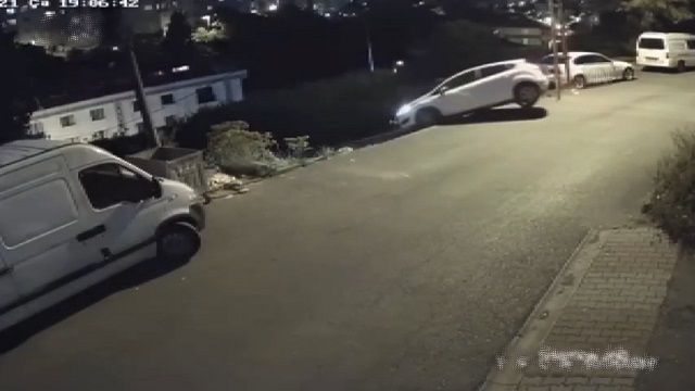 [動画0:55] カーナビアプリに従ったドライバー、階段を転がり落ちる