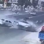 [動画0:45] スピンした車が2台の車を巻き込み激しくクラッシュ