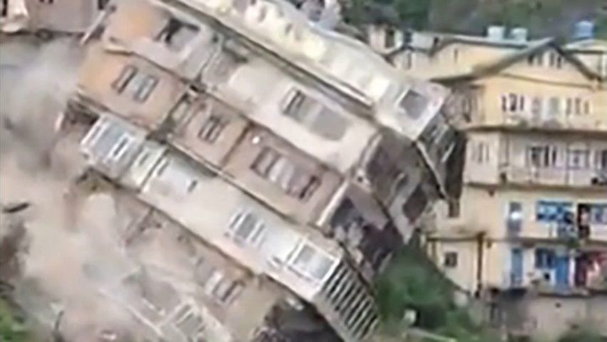 [動画1:08] 渓谷に建てられたマンション、地滑りで倒壊