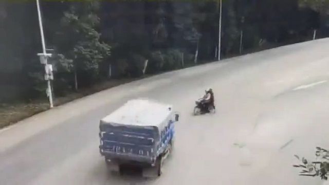 [動画0:11] あわや正面衝突、バイクを避けたトラックが横転