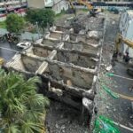 [動画1:05] 解体中のホテルが倒壊！道路に倒れる瞬間をとらえた衝撃映像