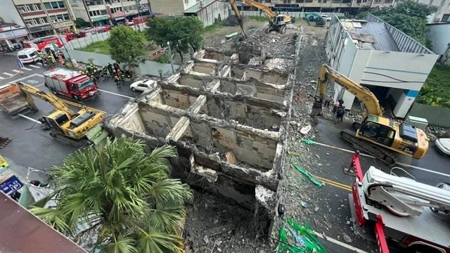 [動画1:05] 解体中のホテルが倒壊！道路に倒れる瞬間をとらえた衝撃映像
