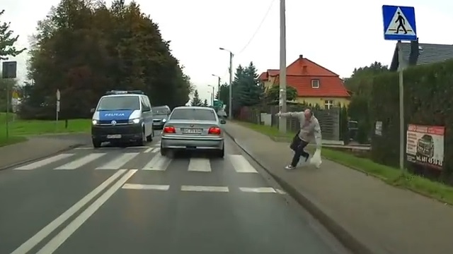 [動画1:12] パトカーの目の前で歩行者を撥ねそうになった車、逃走する