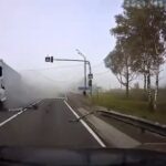[動画0:44] これは怖い！事故を起こした大型トラックが迫る