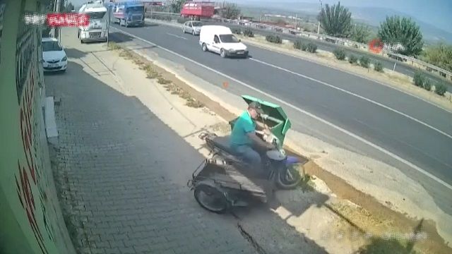 [動画0:32] サイドカー付きのバイク乗り、ゴミ箱のせいで命を落としそうになる