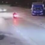 [動画0:24] 飲酒運転、バイクを撥ね飛ばして逃走