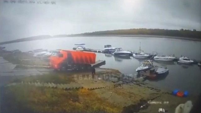 [動画1:15] スロープをバックしていたトラック、川に姿を消す