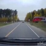 [動画1:00] 踏切警報機を無視する車、列車と衝突