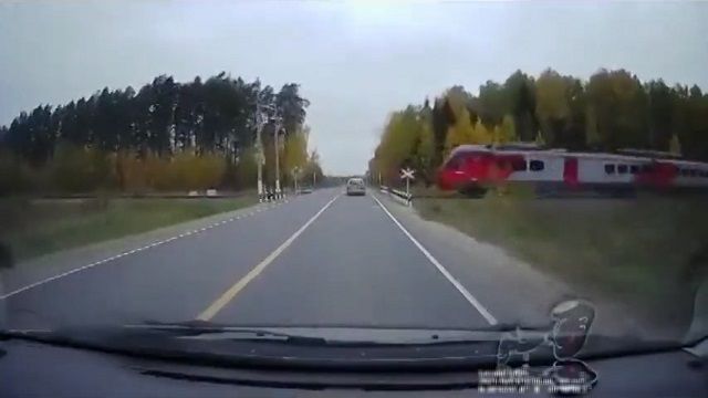 [動画1:00] 踏切警報機を無視する車、列車と衝突