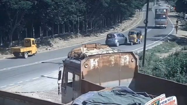 [動画1:04] インド人さん、飲酒運転をして正面衝突
