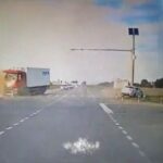 [動画0:41] 交差点で衝突したバス、トラックの前に弾き飛ばされる
