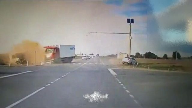 [動画0:41] 交差点で衝突したバス、トラックの前に弾き飛ばされる