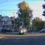 [動画0:16] バイクが交差点で衝突、ライダーが飛ばされ地面に叩きつけられる
