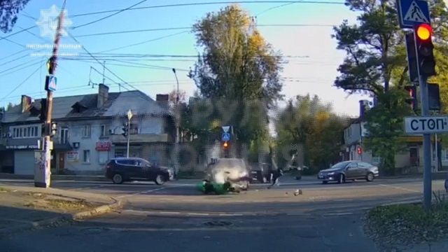 [動画0:16] バイクが交差点で衝突、ライダーが飛ばされ地面に叩きつけられる